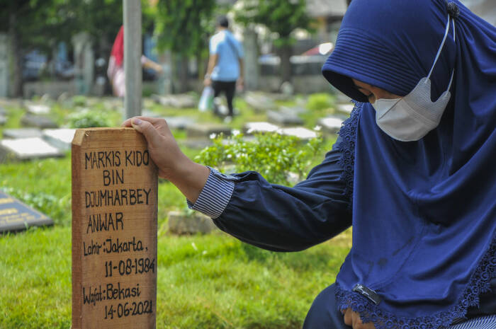 Istri Almarhum Markis Kido, Richasari Pawestri berdoa usai pemakaman (ANTARA FOTO/ Fakhri Hermansyah) Istri Almarhum Markis Kido, Richasari Pawestri berdoa usai pemakaman (ANTARA FOTO/ Fakhri Hermansyah)