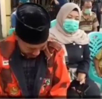 Ayah korban menangisi kematian anaknya. (ist) ist
