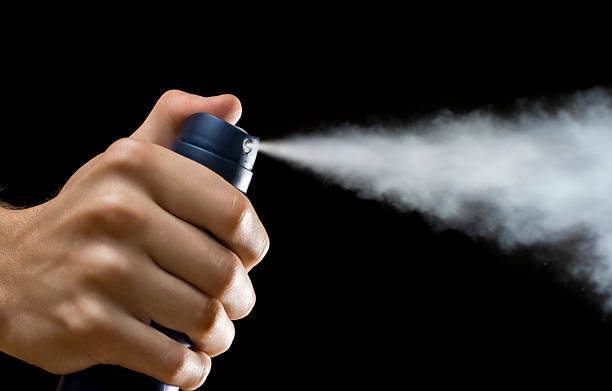 Pakai antiperspiran sebagai cara mengatasi tangan berkeringat (photo/istock/michalPuchala) cara mengatasi tangan berkeringat
