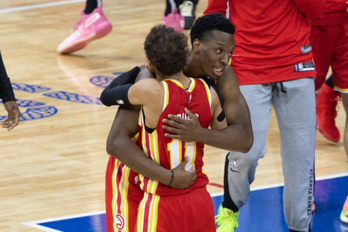 Guard Atlanta Hawks Trae Young (11) memeluk penyerang Onyeka Okongwu (17) setelah menang (REUTERS/Bill Streicher) Guard Atlanta Hawks Trae Young (11) memeluk penyerang Onyeka Okongwu (17) setelah menang