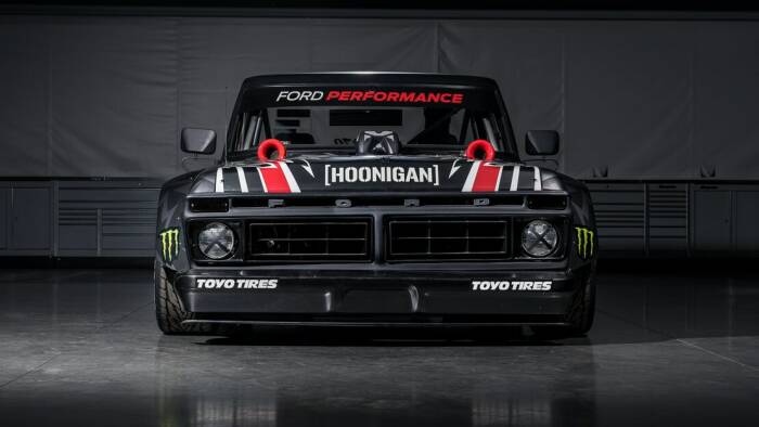 Tampilan mobil Ford F-150 Hoonitruck 1977 milk Ken Block (photo/MotorTrend) Tampilan mobil Ford F-150 Hoonitruck 1977 milk Ken Block