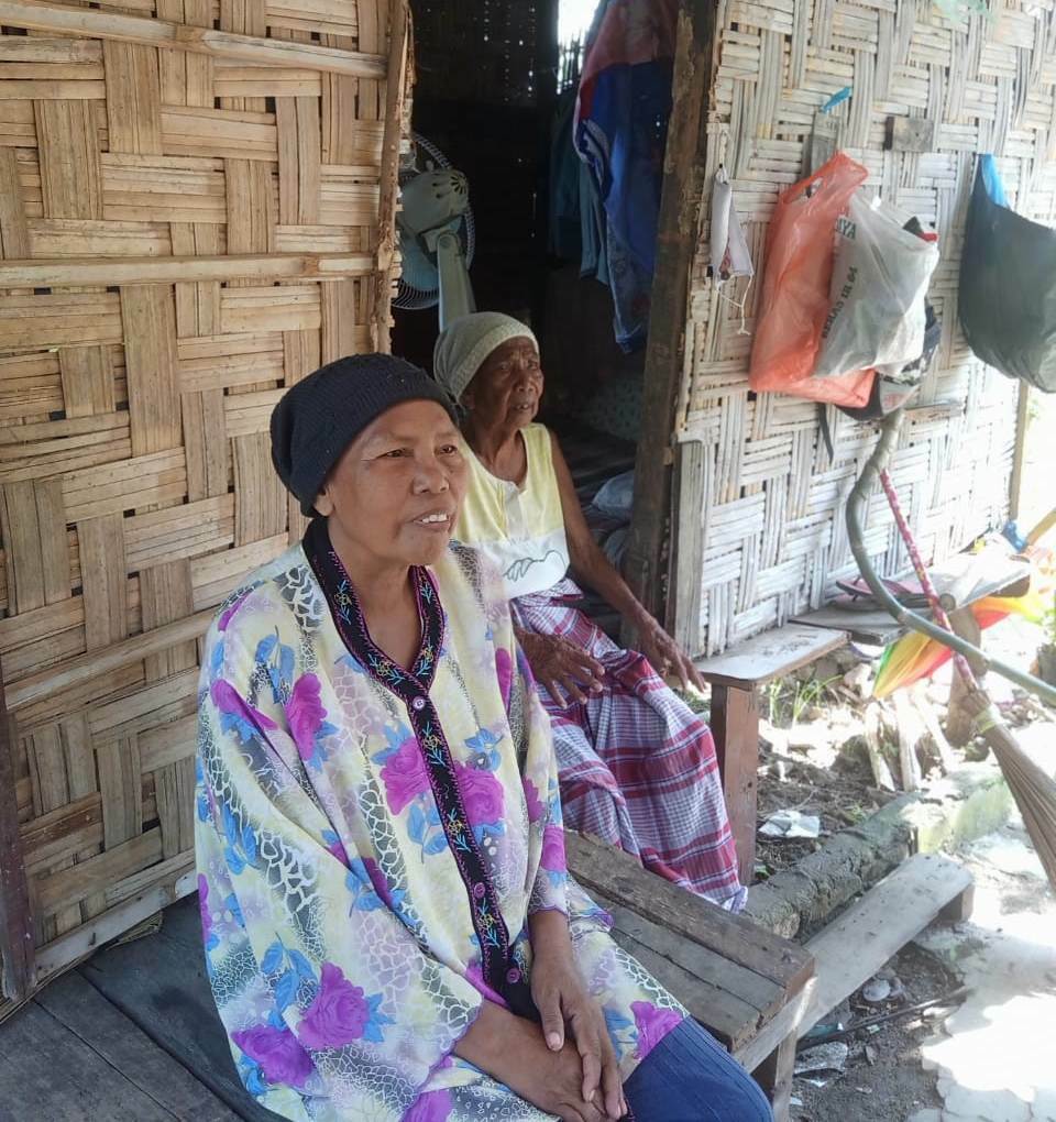 Nenek Halmah dan anaknya tinggal di gubuk sempit. (Indozone.id) Nenek Halmah dan anaknya tinggal di gubuk sempit. (Indozone.id)
