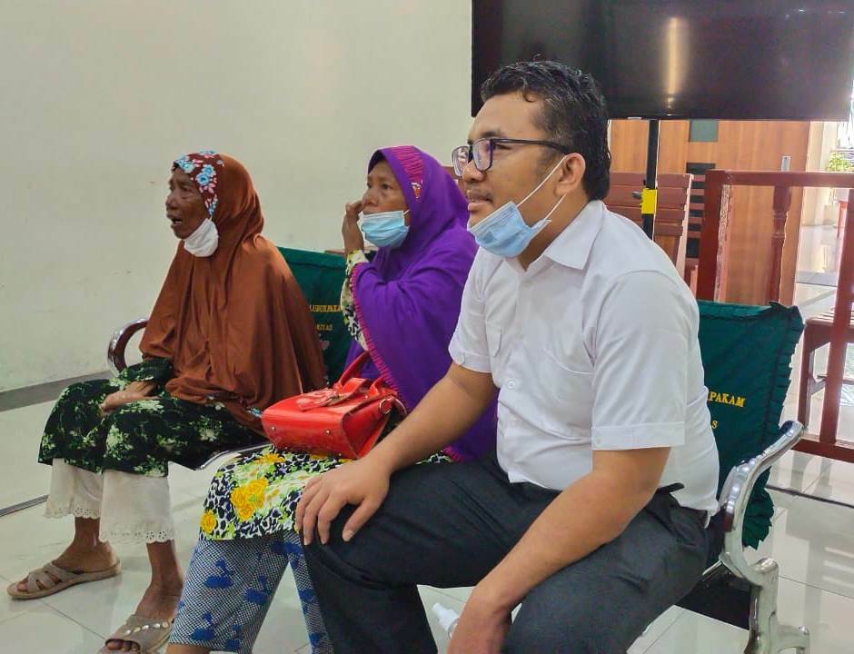 Nenek Halmah saat mendengarkan putusan majelis hakim. (Indozone.id) Nenek Halmah saat mendengarkan putusan majelis hakim. (Indozone.id)