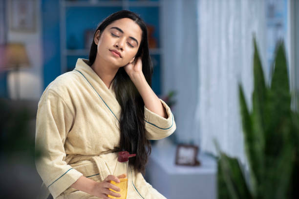 Ilustrasi memijat kepala dengan minyak kemiri (photo/istock/Deepak Sethi) cara melebatkan rambut