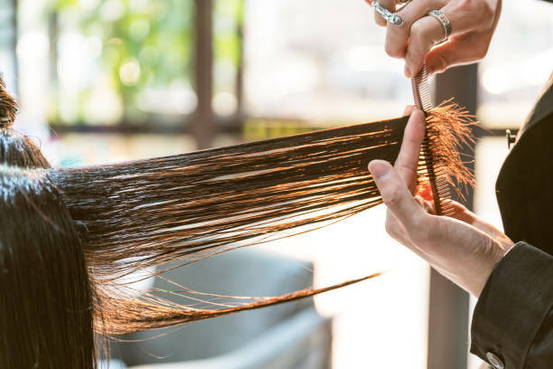 Ilustrasi memotong ujung rambut (photo/istock/owngarden) cara menebalkan rambut
