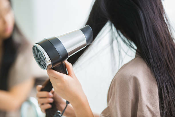 Ilustrasi menggunakan alat pemanas rambut (photo/istock/torwai) rambut tebal
