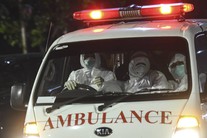 Ambulans bersiap memasuki Rumah Sakit Darurat COVID-19 Wisma Atlet (ANTARA FOTO/M Risyal Hidayat) Ambulans bersiap memasuki Rumah Sakit Darurat COVID-19 Wisma Atlet