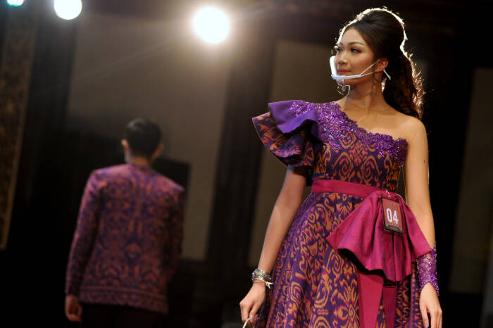 ANTARA FOTO/Fikri Yusuf KREASI BUSANA TEKSTIL TRADISIONAL BALI