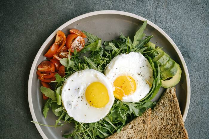 Ilustrasi makanan tinggi protein untuk mengecilkan lengan (photo/pexels/@ivan-samkov) cara mengecilkan lengan secara alami