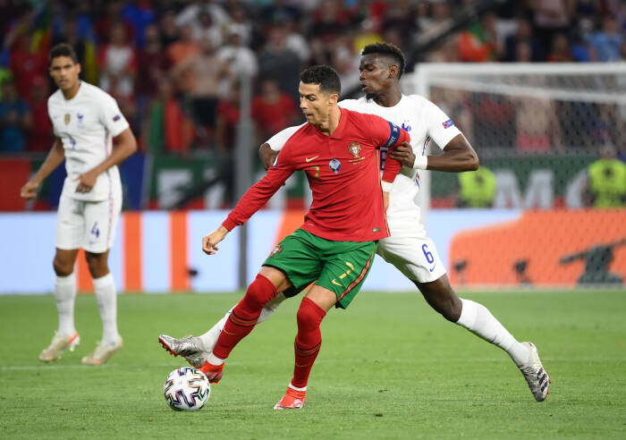 Cristiano Ronaldo dari Portugal beraksi dengan Paul Pogba dari Prancis (REUTERS/Franck Fife) Cristiano Ronaldo dari Portugal beraksi dengan Paul Pogba dari Prancis