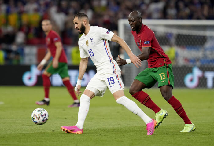 Karim Benzema dari Prancis beraksi dengan Danilo Pereira dari Portugal (REUTERS/Darko Bandic) Karim Benzema dari Prancis beraksi dengan Danilo Pereira dari Portugal