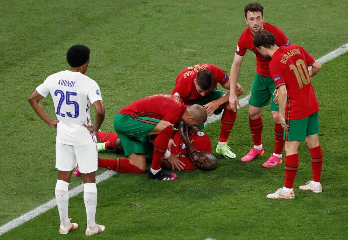 Pemain Portugal Danilo Pereira menerima perawatan medis dari rekan setimnya setelah mengalami cedera setelah mendapat tantangan dari pemain Prancis Hugo Lloris yang menghasilkan penalti untuk Portugal (REUTERS/Laszlo Balogh) Pemain Portugal Danilo Pereira menerima perawatan medis dari rekan setimnya setelah mengalami cedera setelah mendapat tantangan dari pemain Prancis Hugo Lloris yang menghasilkan penalti untuk Portugal