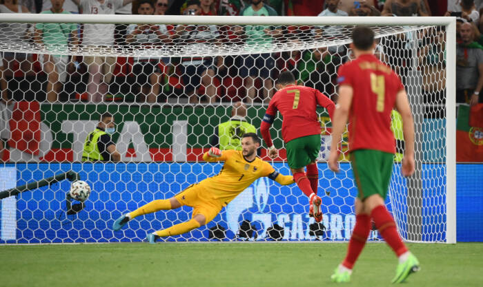 Pemain Portugal Cristiano Ronaldo mencetak gol pertama mereka dari titik penalti (REUTERS/Franck Fife) Pemain Portugal Cristiano Ronaldo mencetak gol pertama mereka dari titik penalti