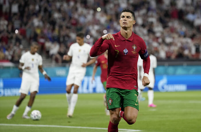 Cristiano Ronaldo dari Portugal merayakan gol pertama mereka (REUTERS/Darko Bandic) Cristiano Ronaldo dari Portugal merayakan gol pertama mereka