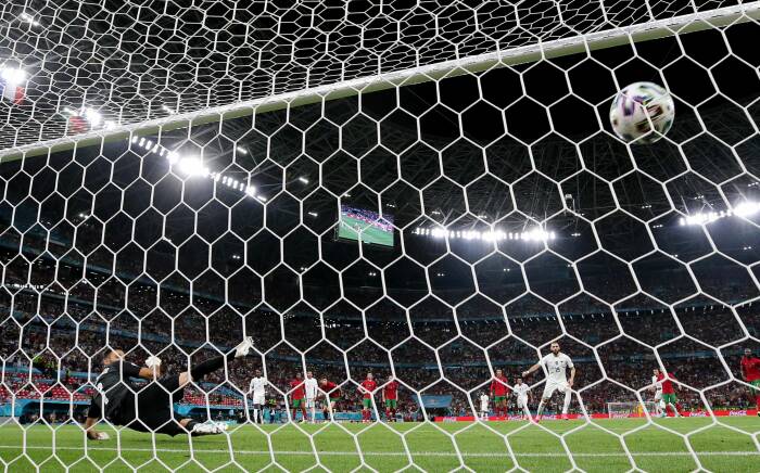 Karim Benzema dari Prancis mencetak gol pertama mereka dari titik penalti (REUTERS/Bernadett Szabo) Karim Benzema dari Prancis mencetak gol pertama mereka dari titik penalti