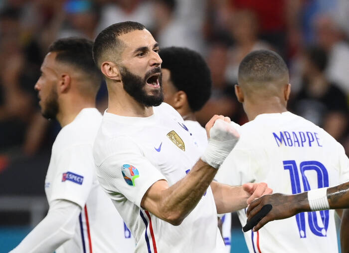 Karim Benzema dari Prancis merayakan gol pertama mereka (REUTERS/Franck Fife) Karim Benzema dari Prancis merayakan gol pertama mereka