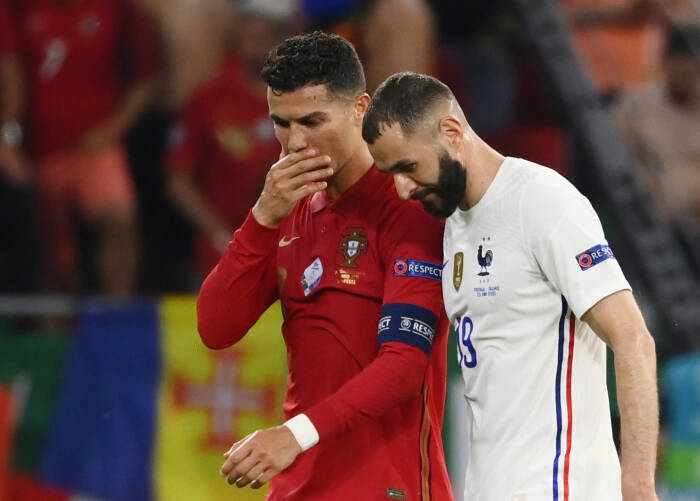 Cristiano Ronaldo dari Portugal berbicara dengan Karim Benzema dari Prancis di akhir babak pertama (REUTERS/Franck Fife) Cristiano Ronaldo dari Portugal berbicara dengan Karim Benzema dari Prancis di akhir babak pertama