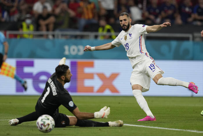 Karim Benzema dari Prancis mencetak gol kedua mereka (REUTERS/Darko Bandic) Karim Benzema dari Prancis mencetak gol kedua mereka