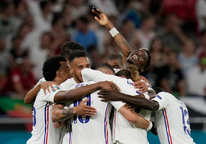 Karim Benzema dari Prancis merayakan mencetak gol kedua mereka dengan rekan satu tim (REUTERS/Darko Bandic) Karim Benzema dari Prancis merayakan mencetak gol kedua mereka dengan rekan satu tim