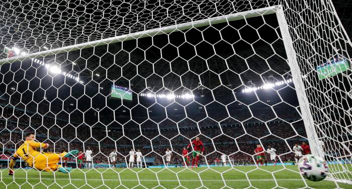 Cristiano Ronaldo dari Portugal mencetak gol kedua mereka dari titik penalti (REUTERS/Bernadett Szabo) Cristiano Ronaldo dari Portugal mencetak gol kedua mereka dari titik penalti