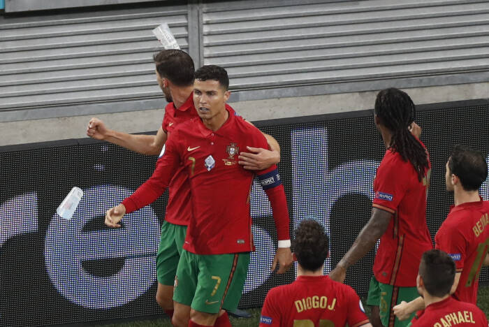 Cristiano Ronaldo dari Portugal merayakan mencetak gol kedua mereka dengan rekan setimnya (REUTERS/Laszlo Balogh) Cristiano Ronaldo dari Portugal merayakan mencetak gol kedua mereka dengan rekan setimnya