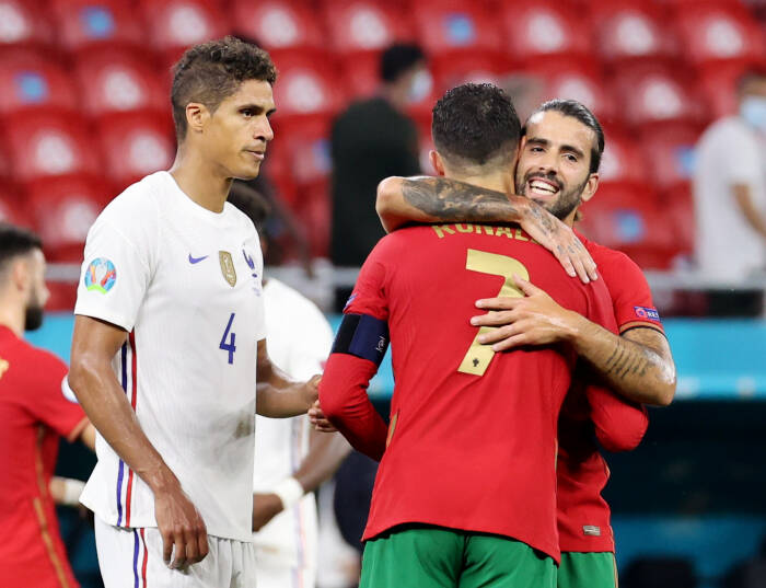 Sergio Oliveira dari Portugal memeluk Cristiano Ronaldo setelah pertandingan (REUTERS/Bernadett Szabo) Sergio Oliveira dari Portugal memeluk Cristiano Ronaldo setelah pertandingan