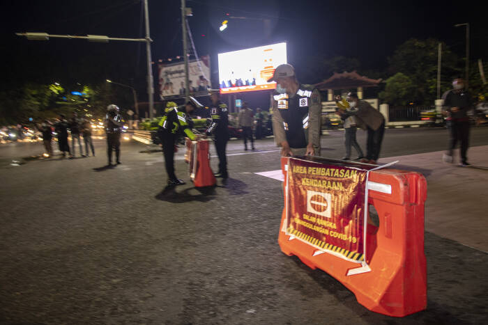 Petugas gabungan dari Polrestabes Palembang, Pol PP dan Dishub menyusun pembatas (ANTARA FOTO/Nova Wahyudi) Petugas gabungan dari Polrestabes Palembang, Pol PP dan Dishub menyusun pembatas
