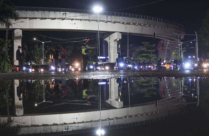 Petugas kepolisian mengatur lalu lintas (ANTARA FOTO/Nova Wahyudi) Petugas kepolisian mengatur lalu lintas