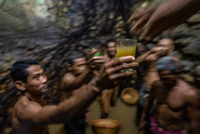 Sejumlah warga meminum air tapai sebagai syarat membersihkan mata air Sendangsari (ANTARA FOTO/Aji Styawan) Sejumlah warga meminum air tapai sebagai syarat membersihkan mata air Sendangsari (ANTARA FOTO/Aji Styawan)