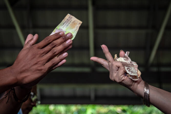 Warga menyawer penari tayub (ANTARA FOTO/Aji Styawan) Warga menyawer penari tayub