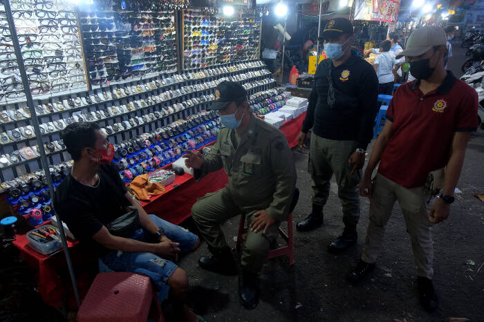Petugas Satpol PP Kota Denpasar meminta pedagang untuk mengikuti tes Antigen (ANTARA FOTO/Nyoman Hendra Wibowo) Petugas Satpol PP Kota Denpasar meminta pedagang untuk mengikuti tes Antigen
