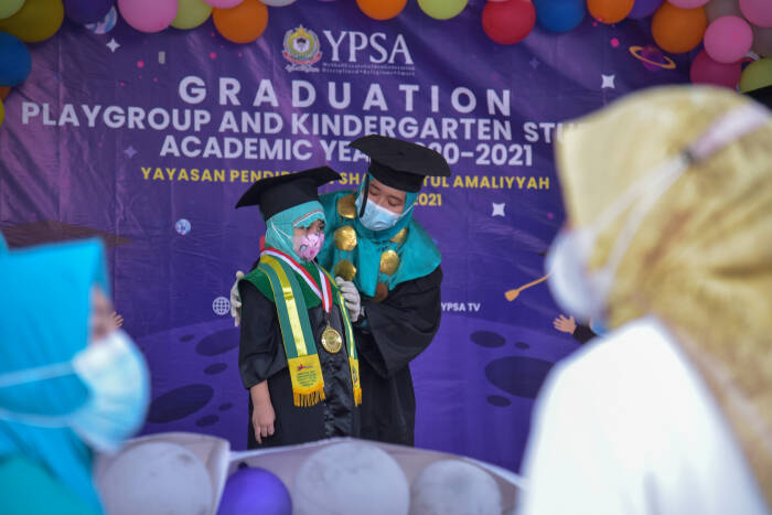 ANTARA FOTO/Fransisco Carolio WISUDA SISWA SECARA DRIVE THRU