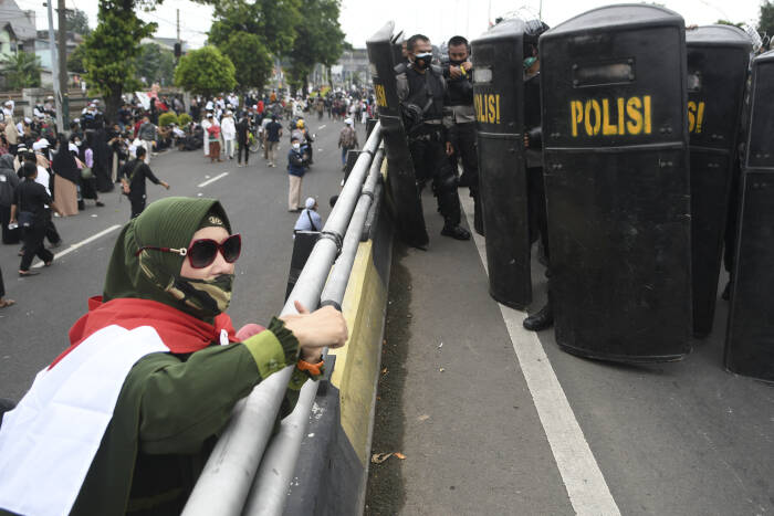ANTARA FOTO/M Risyal Hidayat PENDUKUNG RIZIEQ SHIHAB TERTAHAN BLOKADE POLISI