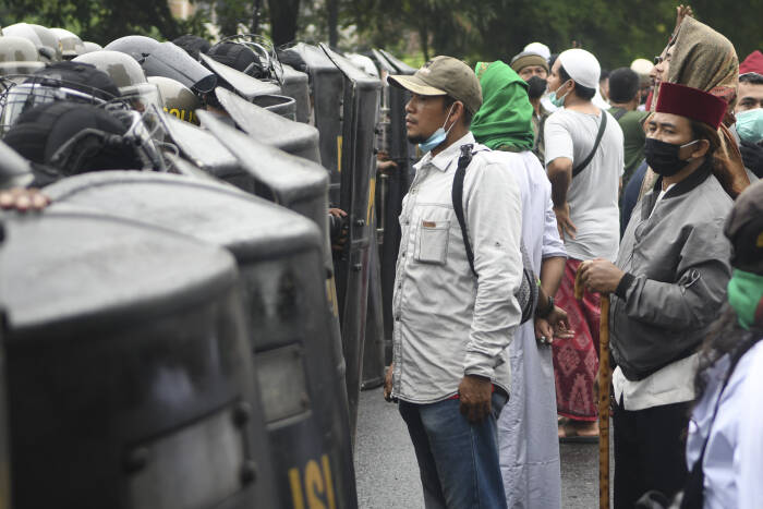 ANTARA FOTO/M Risyal Hidayat PENDUKUNG RIZIEQ SHIHAB TERTAHAN BLOKADE POLISI