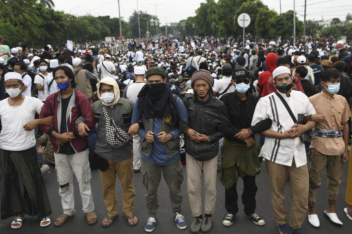 ANTARA FOTO/M Risyal Hidayat PENDUKUNG RIZIEQ SHIHAB TERTAHAN BLOKADE POLISI