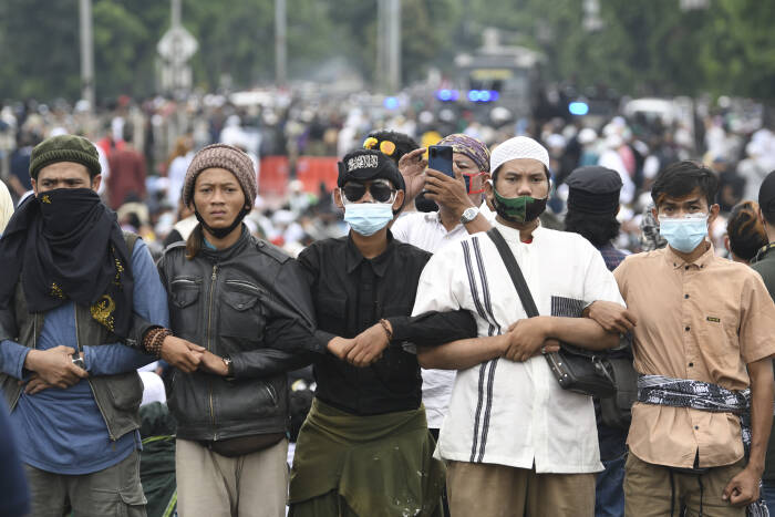 ANTARA FOTO/M Risyal Hidayat PENDUKUNG RIZIEQ SHIHAB TERTAHAN BLOKADE POLISI