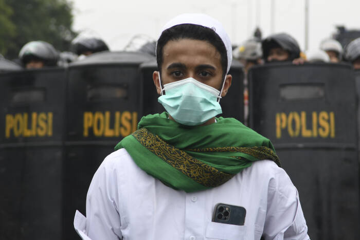 ANTARA FOTO/M Risyal Hidayat PENDUKUNG RIZIEQ SHIHAB TERTAHAN BLOKADE POLISI