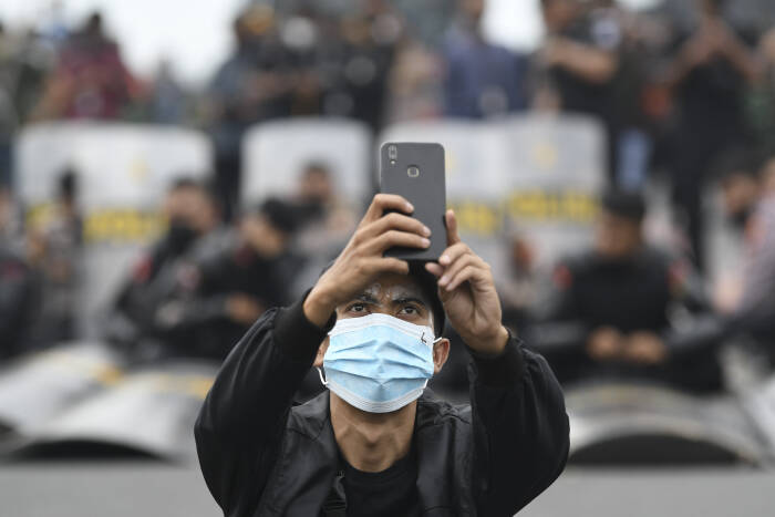 ANTARA FOTO/M Risyal Hidayat PENDUKUNG RIZIEQ SHIHAB TERTAHAN BLOKADE POLISI