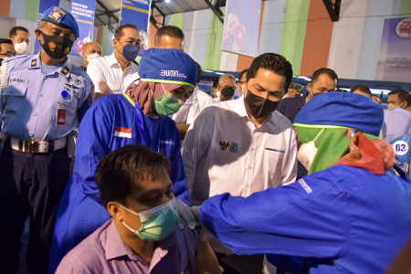 Menteri BUMN Erick Thohir meninjau pelaksanaan vaksininasi massal Covid-19 di Medan, Sabtu (26/6/2021). (photo/ANTARA FOTO/Fransisco Carolio) Menteri BUMN Erick Thohir