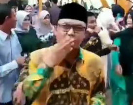 Ardito memberi ciuman ke arah kamera usai menyawer emak-emak tanpa masker. ist