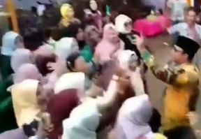 Wakil Bupati Lampung Tengah, dr Ardito Wijaya nyawer emak-emak tanpa masker. (Tangkapan layar) ist