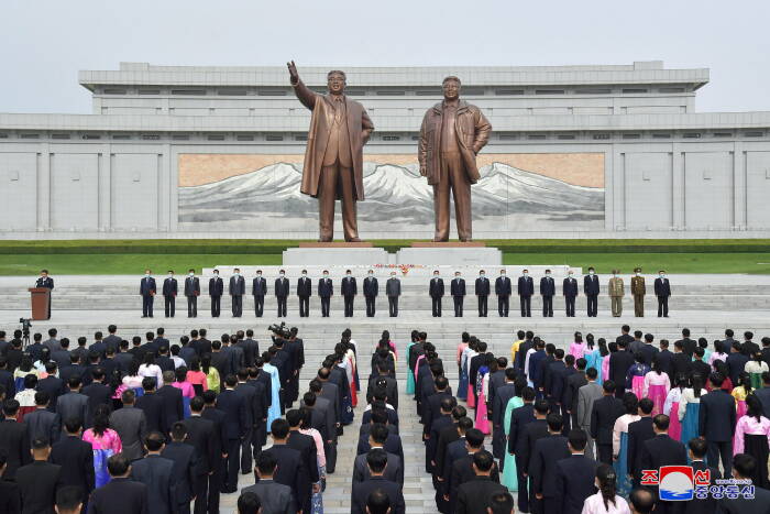 Warga Korea Utara. (REUTERS) Warga Korea Utara