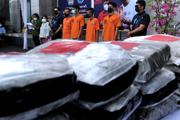 Petugas menunjukkan tersangka dan barang bukti narkotika yang akan dimusnahkan (ANTARA FOTO/Fikri Yusuf) Petugas menunjukkan tersangka dan barang bukti narkotika yang akan dimusnahkan (ANTARA FOTO/Fikri Yusuf)