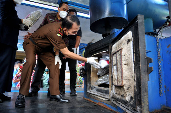 Petugas memasukkan narkotika ke dalam alat Incinerator (ANTARA FOTO/Fikri Yusuf) Petugas memasukkan narkotika ke dalam alat Incinerator
