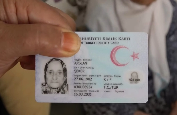 Kartu identitas yang menunjukkannya berusia 119 tahun