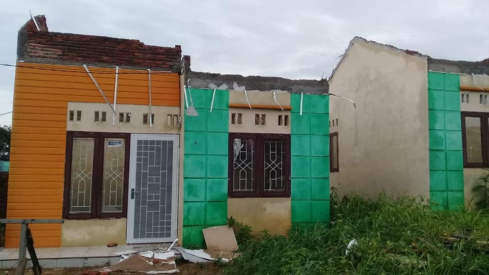 Atap rumah warga terbang kena puting beliung di Tanjung Anom, Deliserdang. (Istimewa) Atap rumah warga terbang kena puting beliung di Tanjung Anom, Deliserdang. (Istimewa)