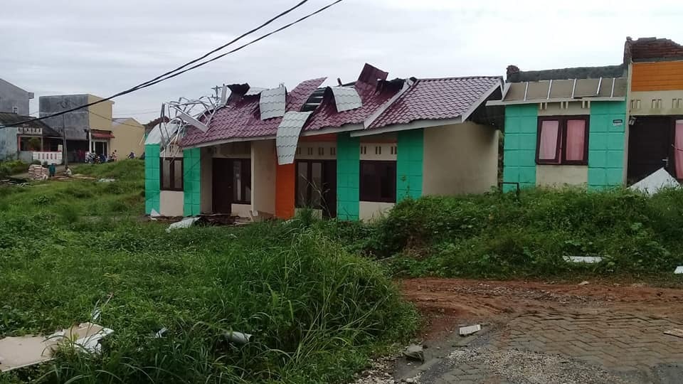 Atap rumah warga terbang kena puting beliung di Tanjung Anom, Deliserdang. (Istimewa) Atap rumah warga terbang kena puting beliung di Tanjung Anom, Deliserdang. (Istimewa)
