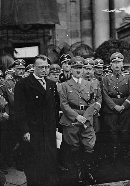 Adolf Hitler dan para pengikutnya. 