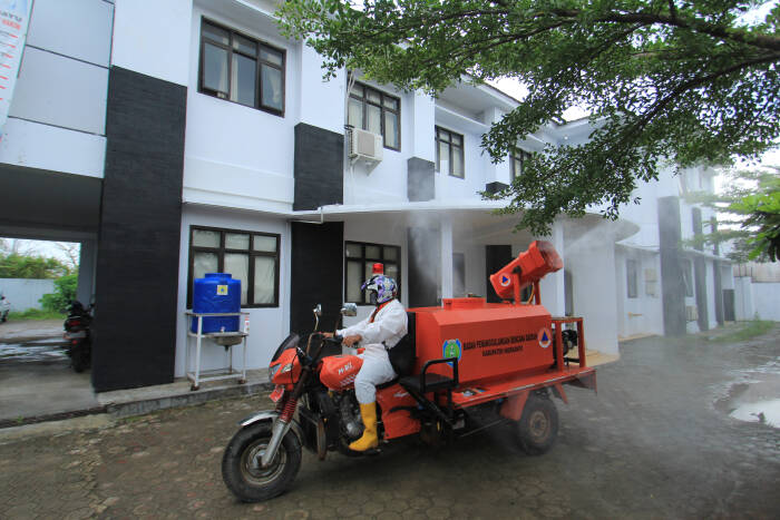 ANTARA FOTO/Dedhez Anggara PENYEMPROTAN DISINFEKTAN DI KANTOR PEMERINTAHAN