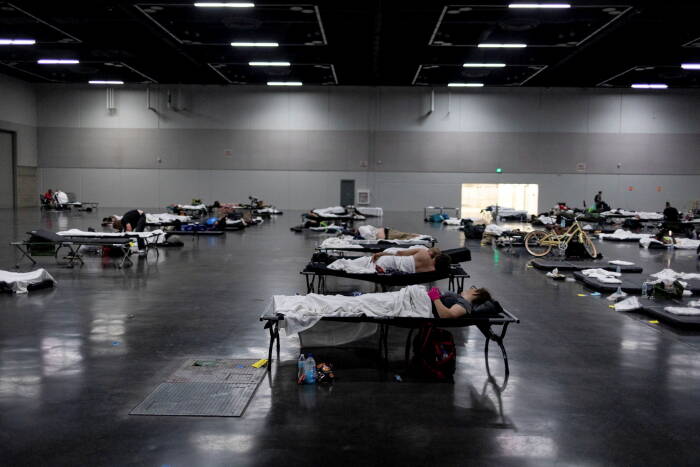 Orang-orang tidur di tempat penampungan pendingin yang didirikan selama gelombang panas yang belum pernah terjadi sebelumnya di Portland, Oregon (REUTERS/Maranie Staab) Orang-orang tidur di tempat penampungan pendingin yang didirikan selama gelombang panas yang belum pernah terjadi sebelumnya di Portland, Oregon